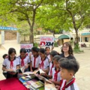 Donamos libros en Vietnam por el Día del niño